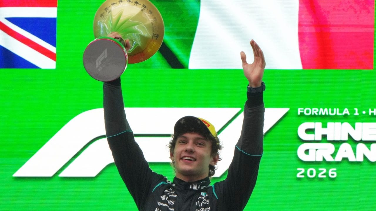 Kimi Antonelli celebra il successo a Shanghai, il primo della sua carriera in F1.