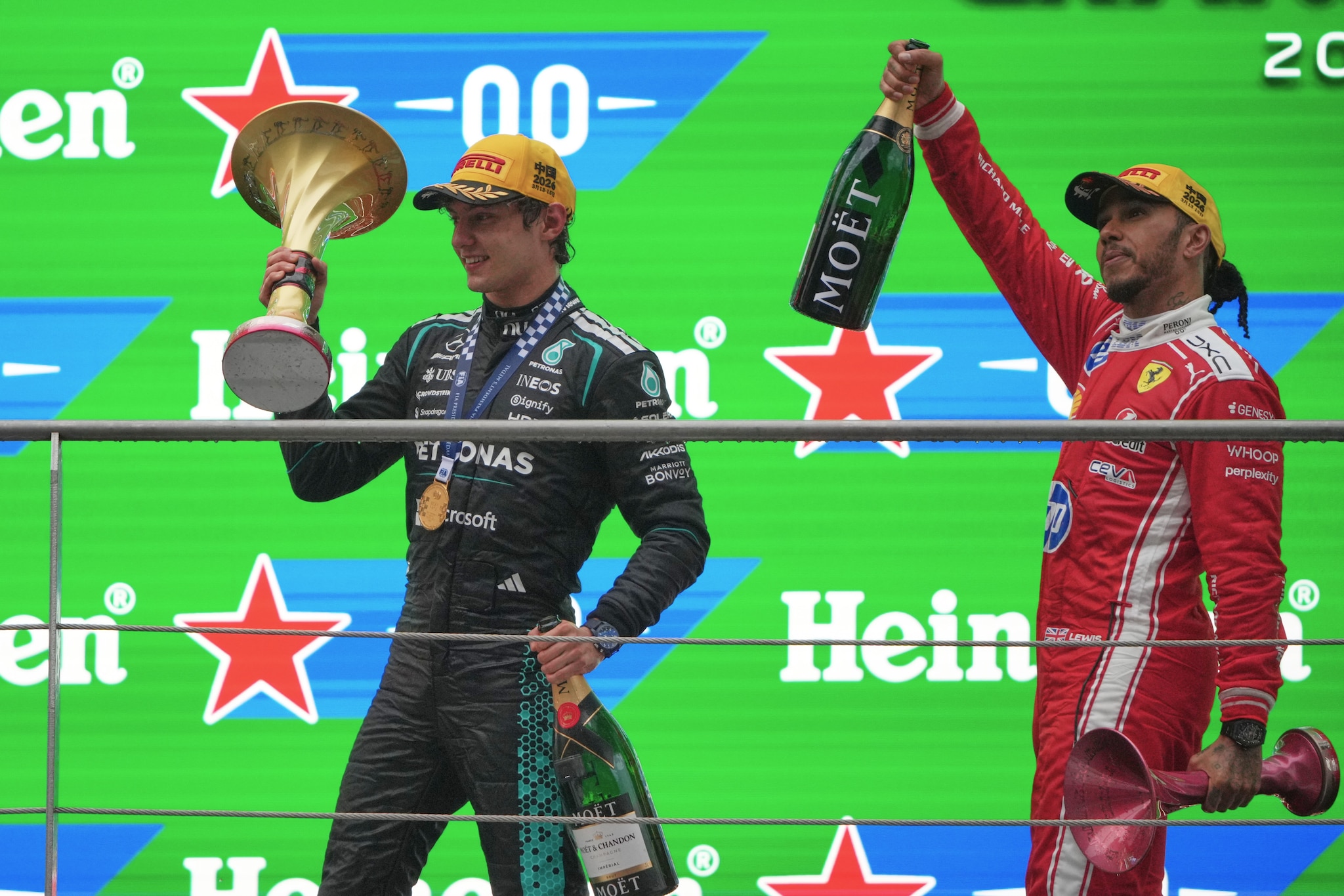 Kimi Antonelli e Lewis Hamilton festeggiano il podio assieme in Cina.