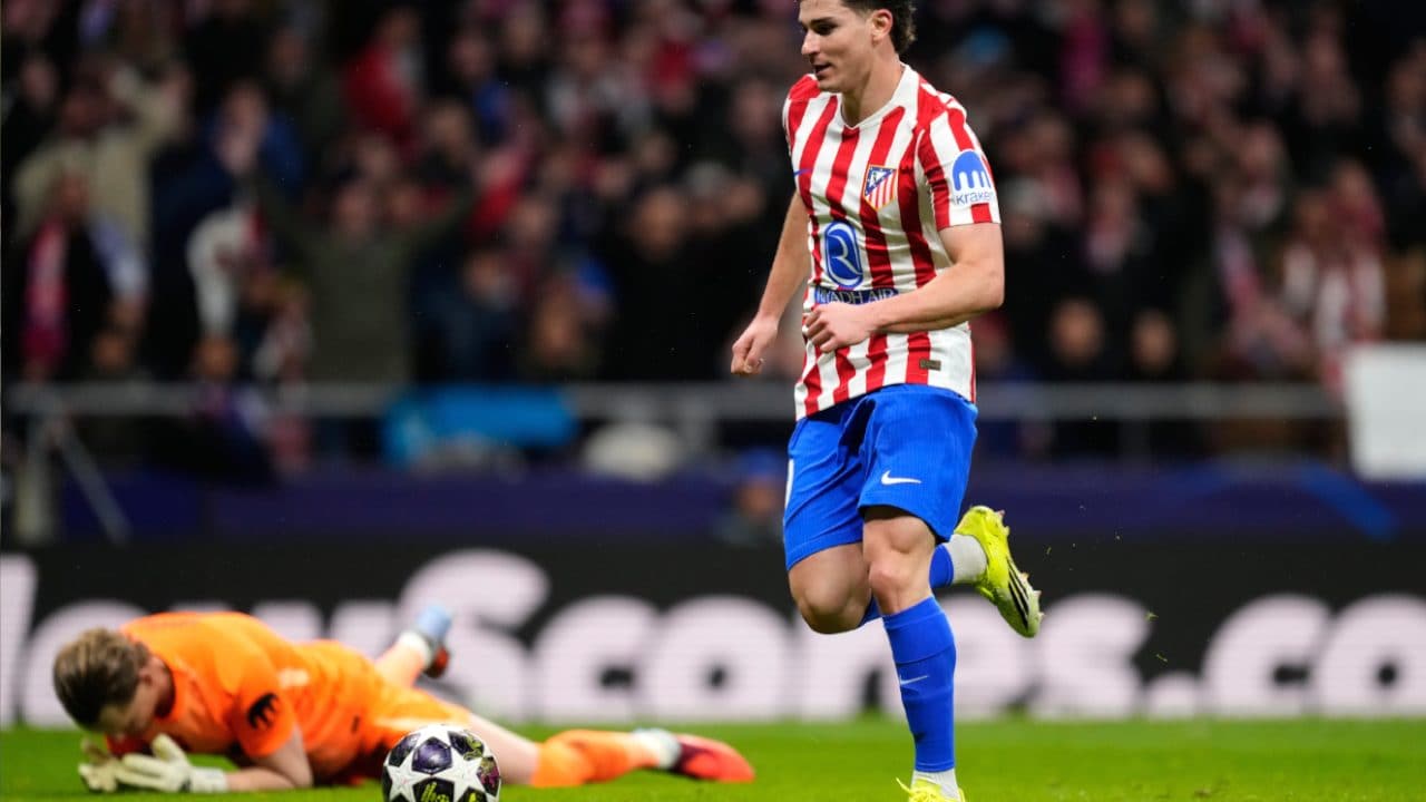 De Gea abbraccia Kinsky dopo l'incubo col Tottenham: "Chi non para non capisce le nostre difficoltà"