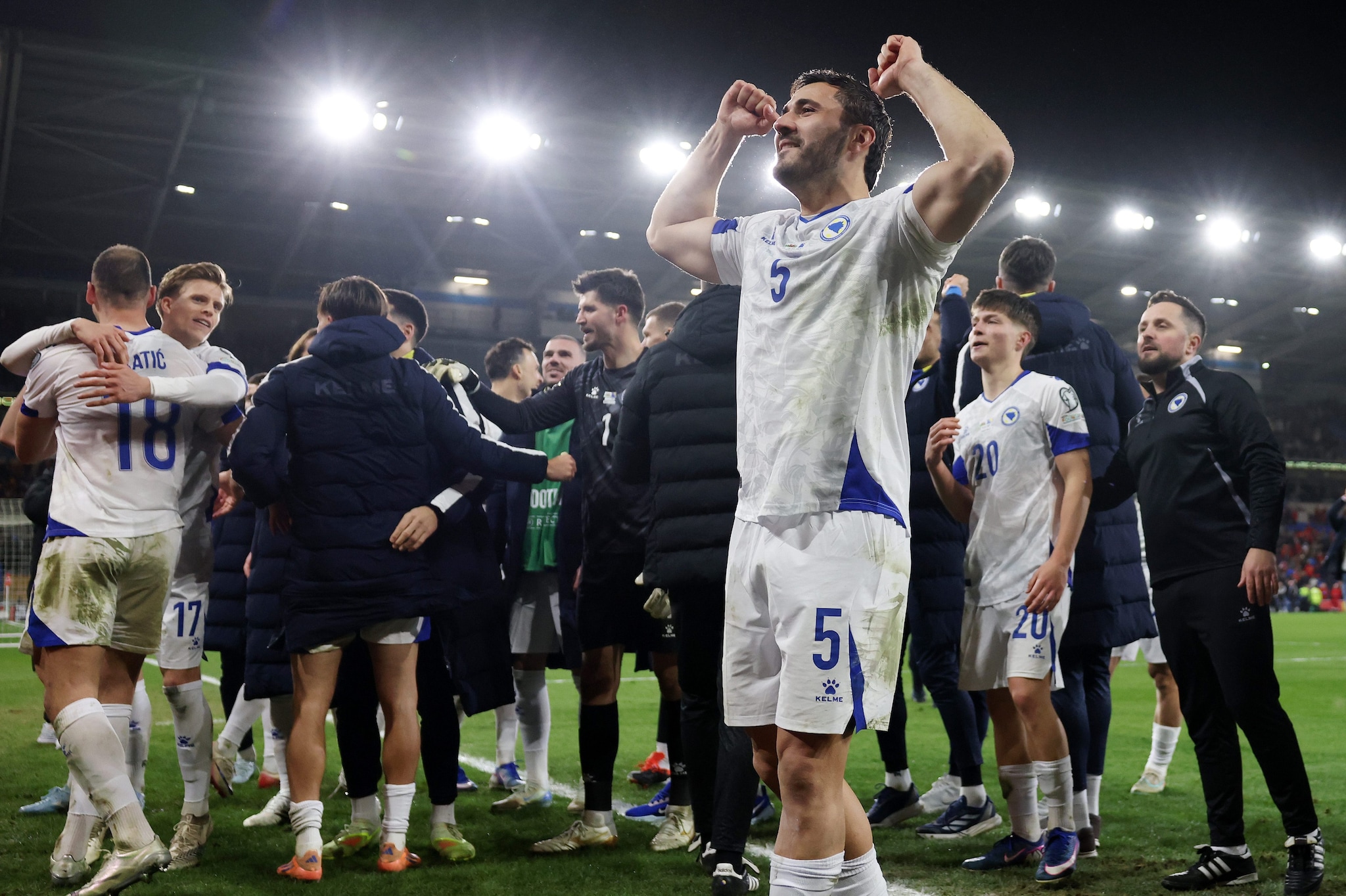 L’atalantino Kolasinac festeggia coi compagni della Bosnia il successo ai rigori sul Galles