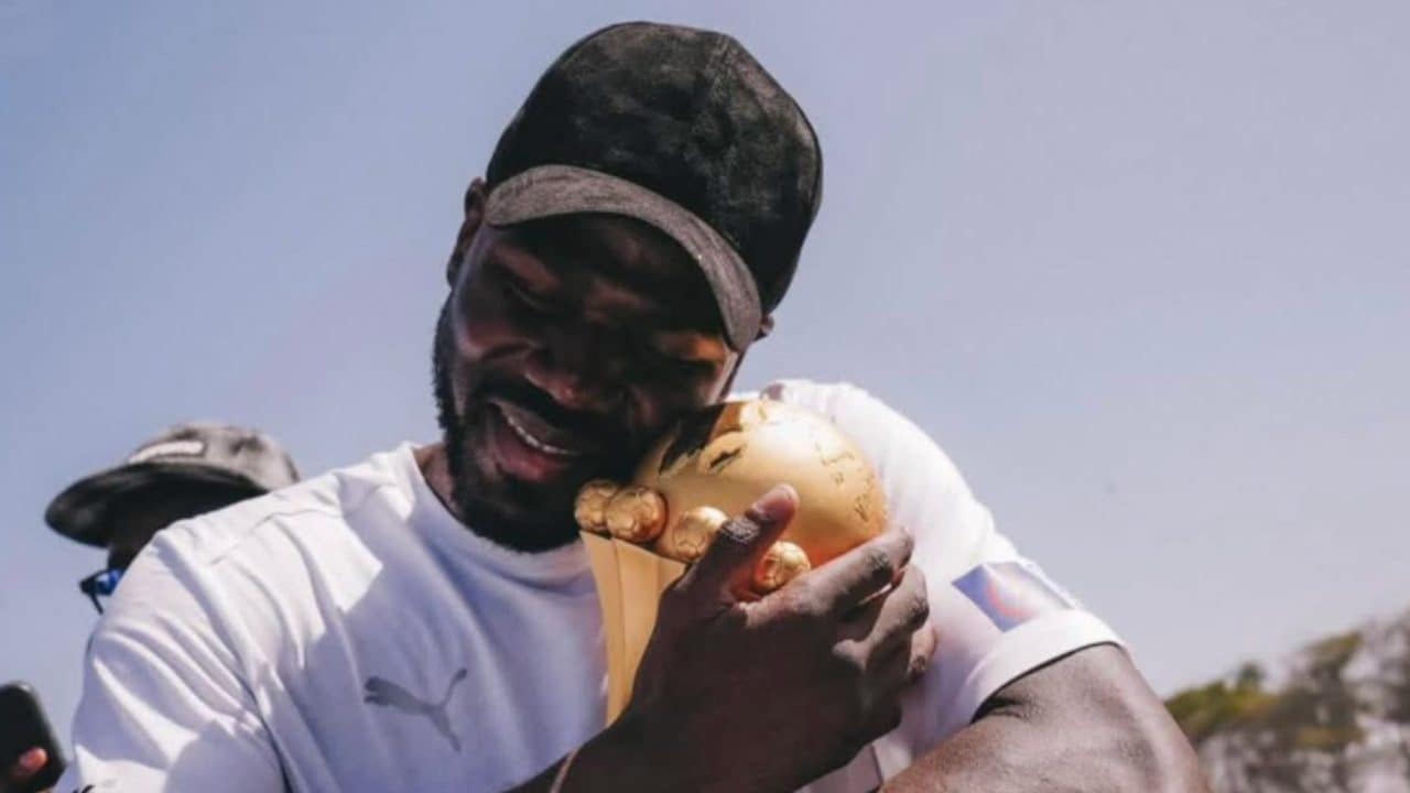 Koulibaly si tiene stretta la Coppa d'Africa: "Il trofeo è qui e non andrà da nessuna parte"