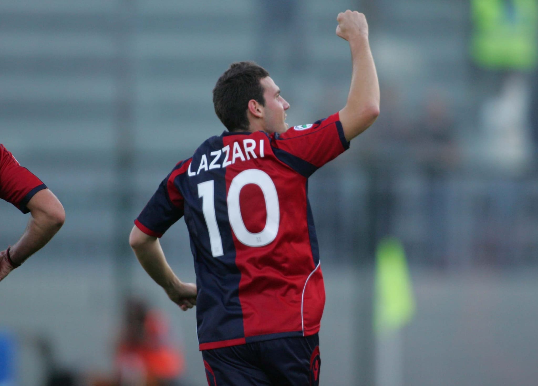 Lazzari esulta dopo un gol con il Cagliari.