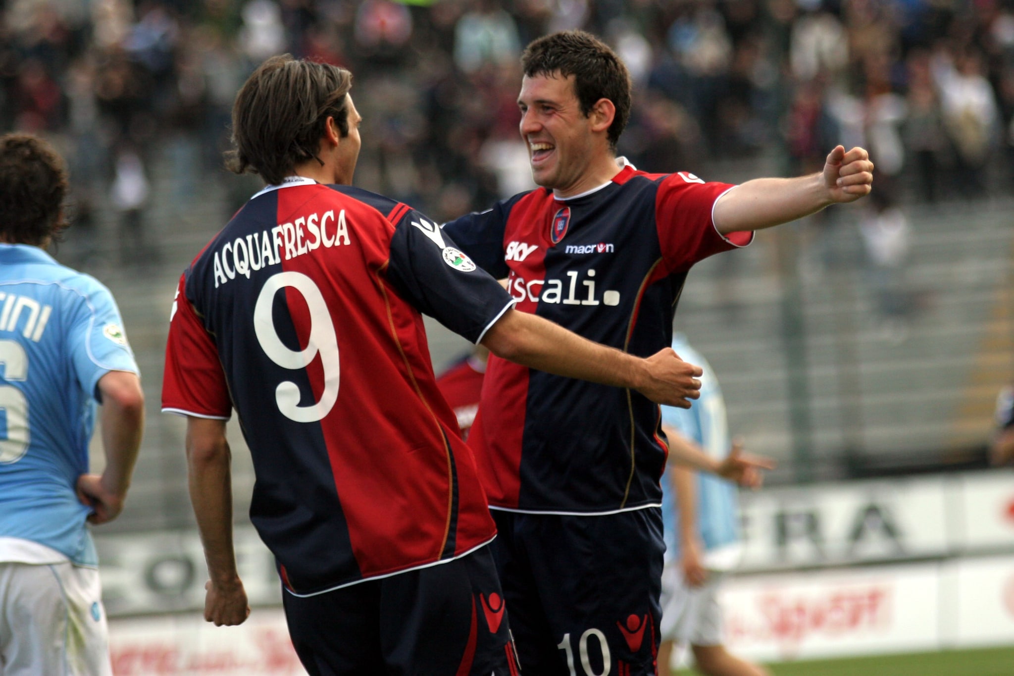 Lazzari festeggia con Acquafresca ai tempi del Cagliari.