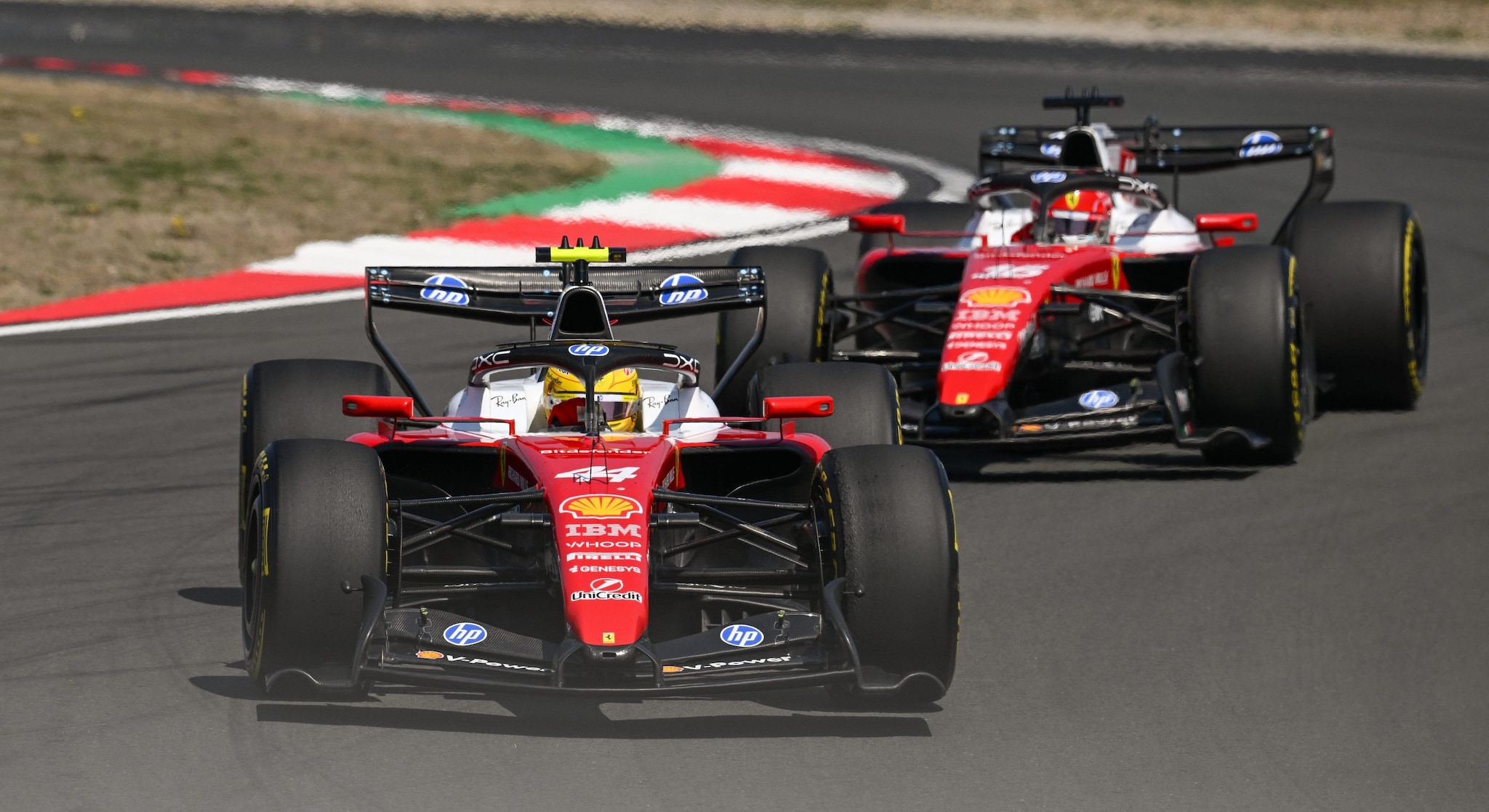 Leclerc accusa Hamilton, manovre aggressive nella Sprint al GP Cina: il Team Radio svela la tensione