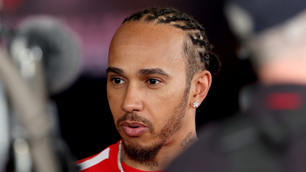 Hamilton spiega in radio alla Ferrari dove hanno sbagliato, poi zittisce l'ingegnere: "Lasciami fare"