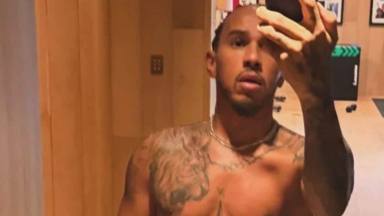 Lewis Hamilton mostra il fisico scolpito e celebra la sua vita in F1: "Il sogno non è mai cambiato"