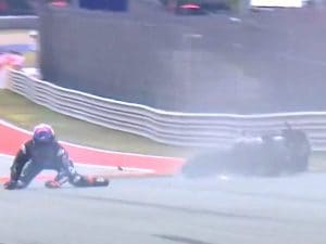 Martin fa il fenomeno in pista ad Austin poi impenna per festeggiare la vittoria e cade: cos’è successo