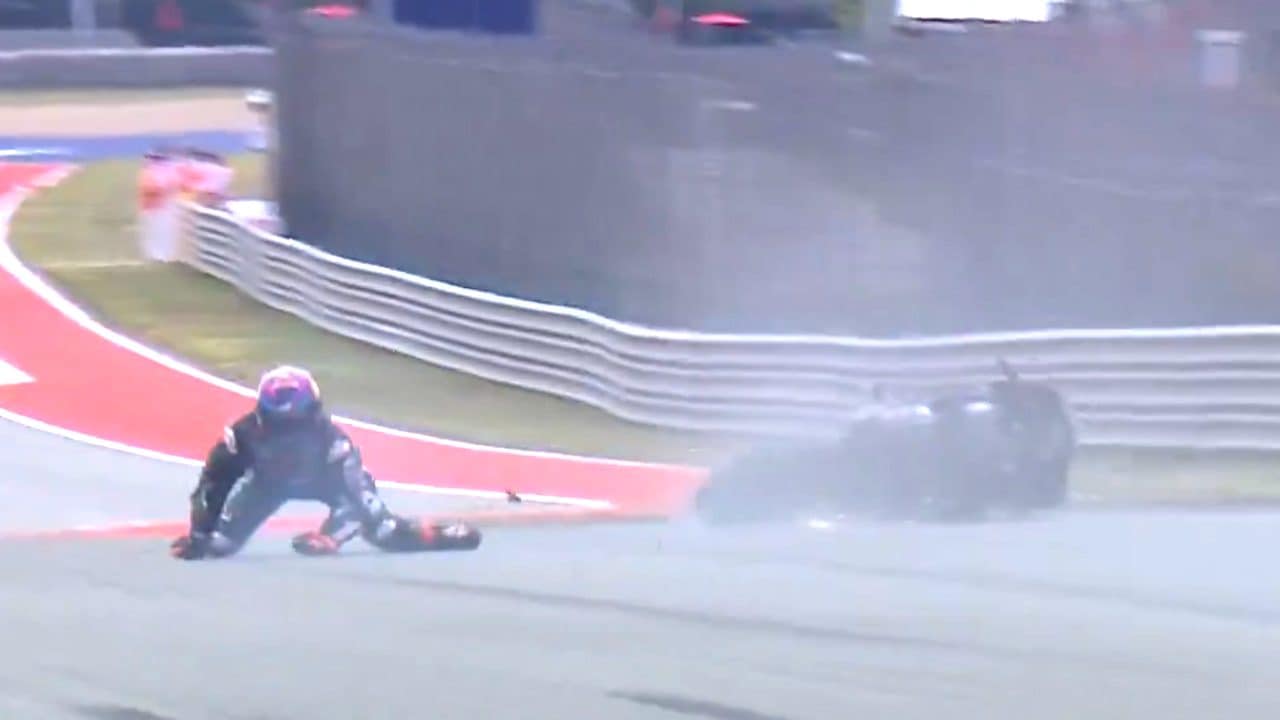 Martin fa il fenomeno in pista ad Austin poi impenna per festeggiare la vittoria e cade: cos'è successo