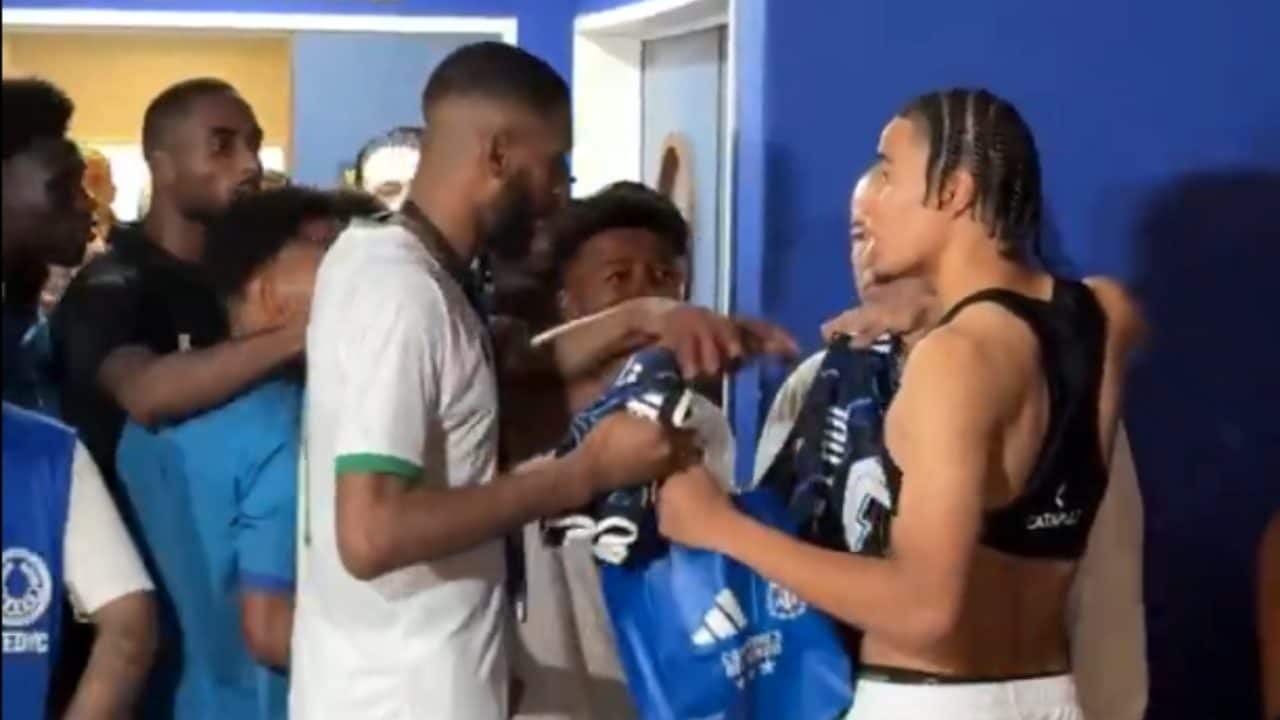 I giocatori della Mauritania litigano per la maglia di Messi: caos davanti agli spogliatoi dell'Argentina