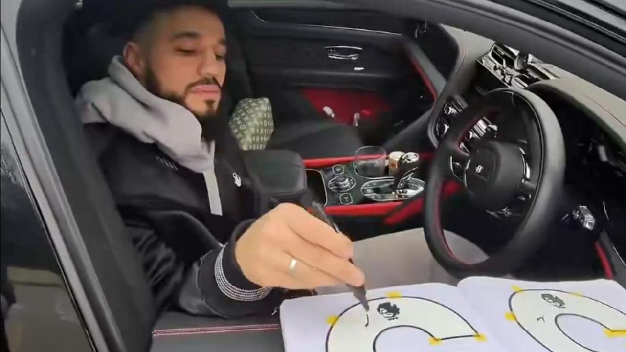 Mazraoui trasforma il suo autografo in una linea: ha capito che il tifoso lo stava per ingannare