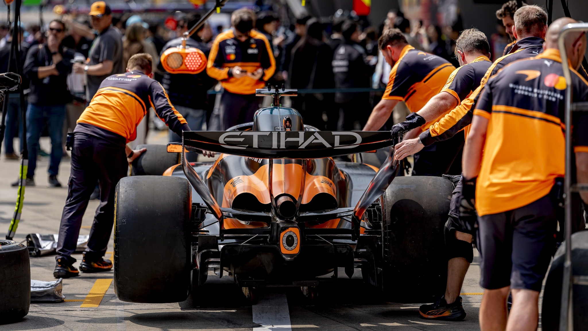 McLaren avanza sospetti sui guasti alle F1 di Norris e Piastri nel GP Cina: "Ne parleremo con Mercedes"