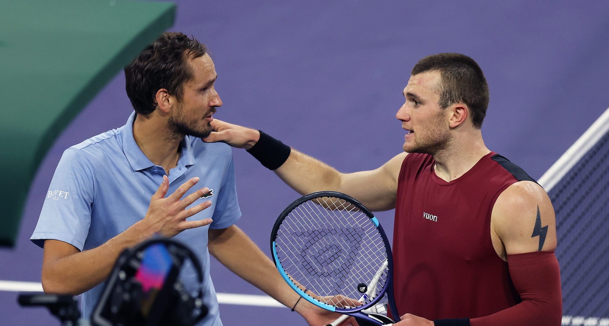 Medvedev batte Draper e va in semifinale a Indian Wells: proteste per un punto contestato