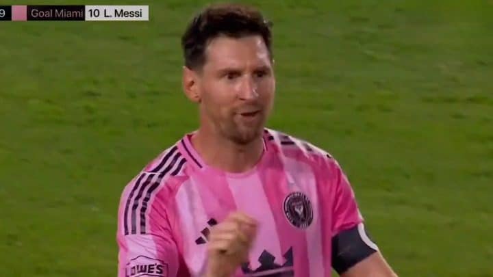 Messi segna due gol e provoca la panchina avversaria con un solo gesto: "Vuoi un autografo?"