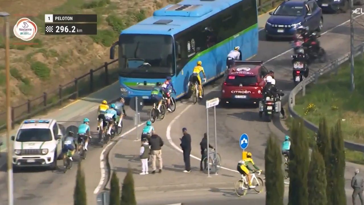 La Milano-Sanremo che nessuno ha visto: tutti i ciclisti sbagliano strada e si scatena il caos
