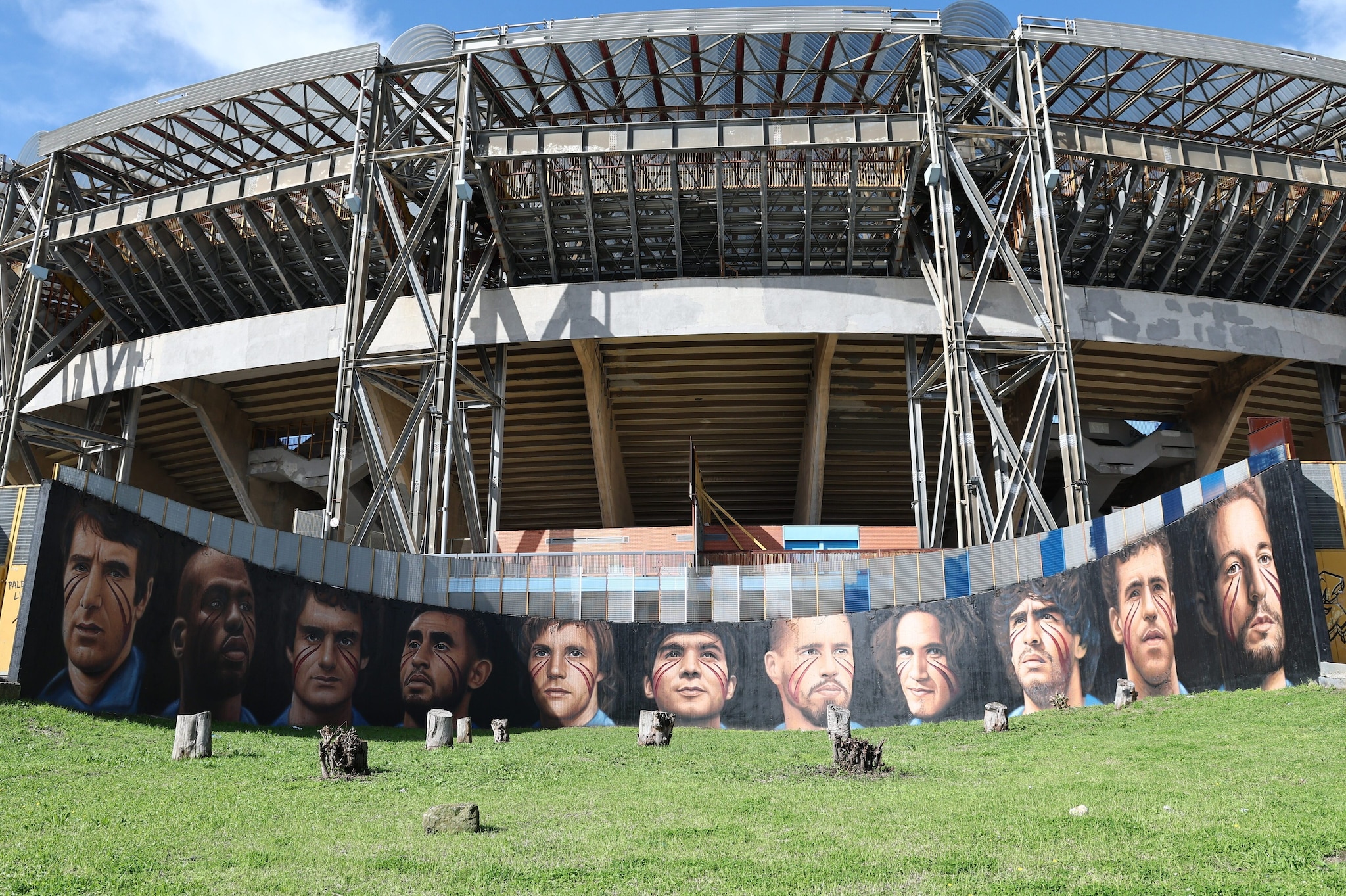 Il volto di Ghoulam è tra quelli degli 11 campioni della storia del Napoli scelti da Jorit per il suo murale fuori dal Maradona