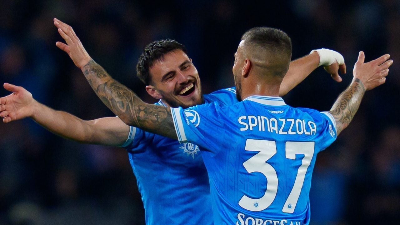 Napoli-Lecce 2-1, risultato finale della partita di Serie A: gol di Hojlund e Politano, paura per Banda, gli highlights