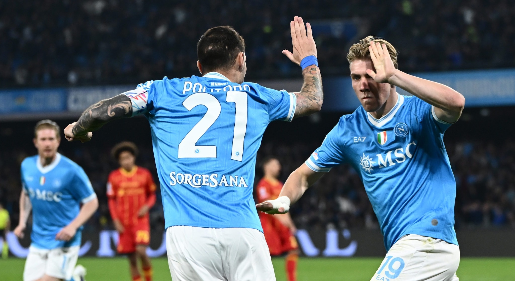 Hojlund e Politano ribaltano il Lecce: Napoli, che fatica! Paura per Banda, ha un malore in campo