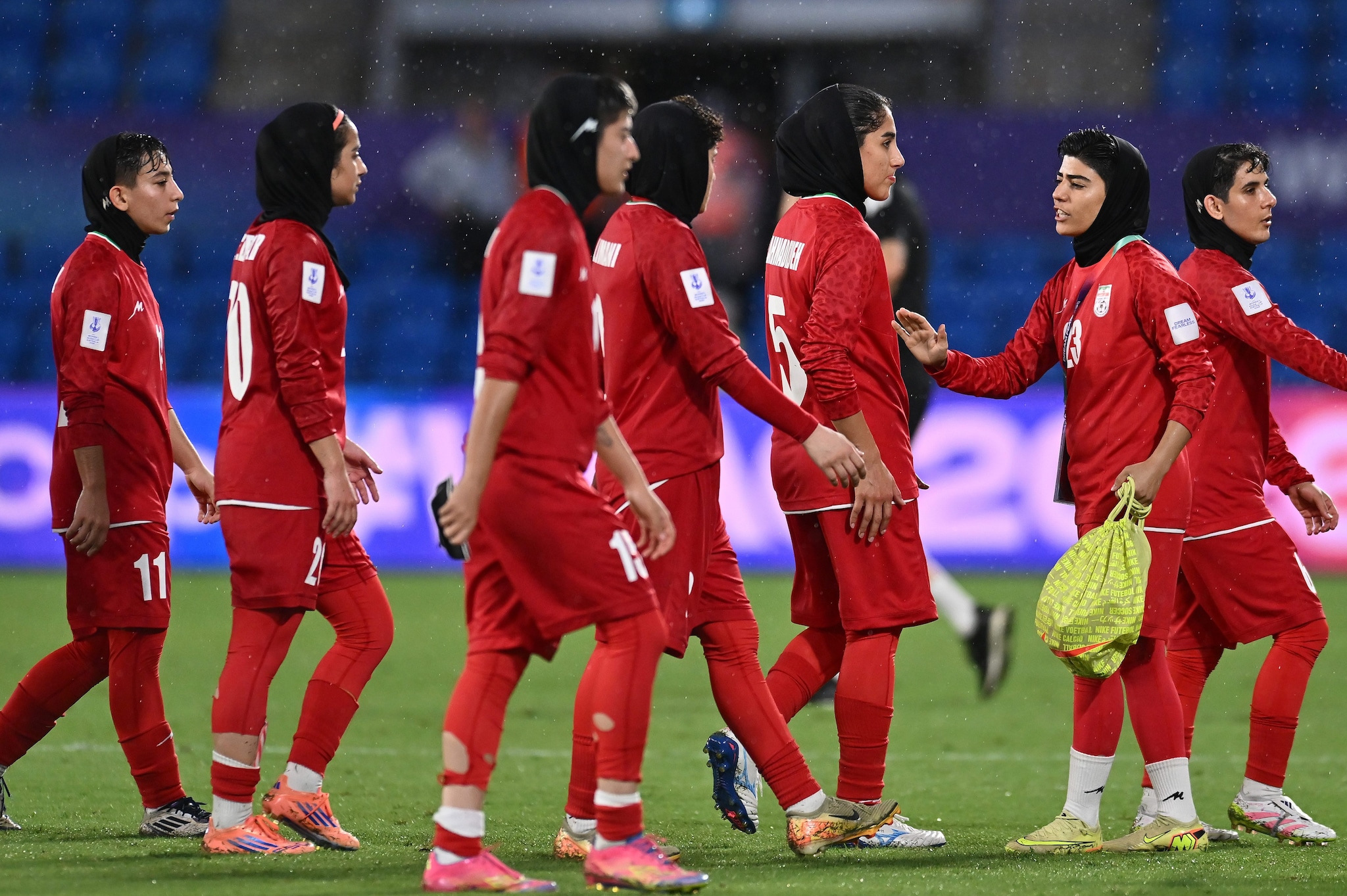La nazionale femminile dell’Iran dopo la sconfitta in Coppa d’Asia contro le Filippine