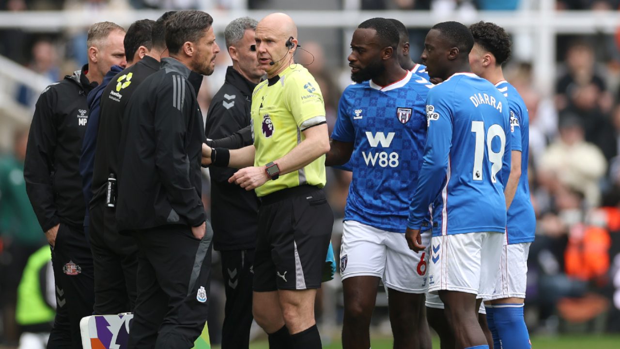 In Newcaslte-Sunderland scatta il protocollo antirazzismo: derby sospeso e indagine della Premier