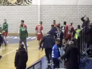 Aggressioni, colpi violenti e infortuni gravi: caos nella pallamano, pioggia di cartellini blu