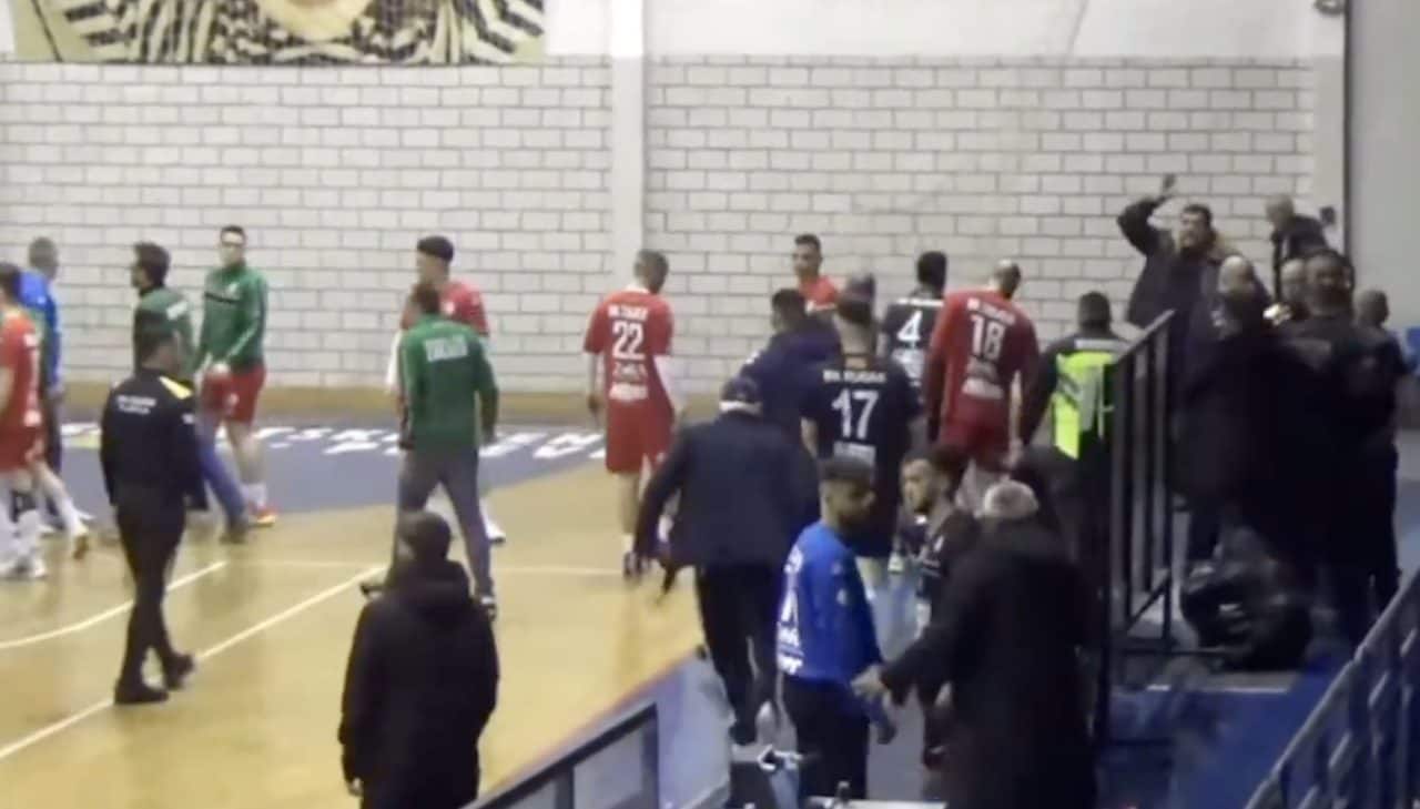 Aggressioni, colpi violenti e infortuni gravi: caos nella pallamano, pioggia di cartellini blu