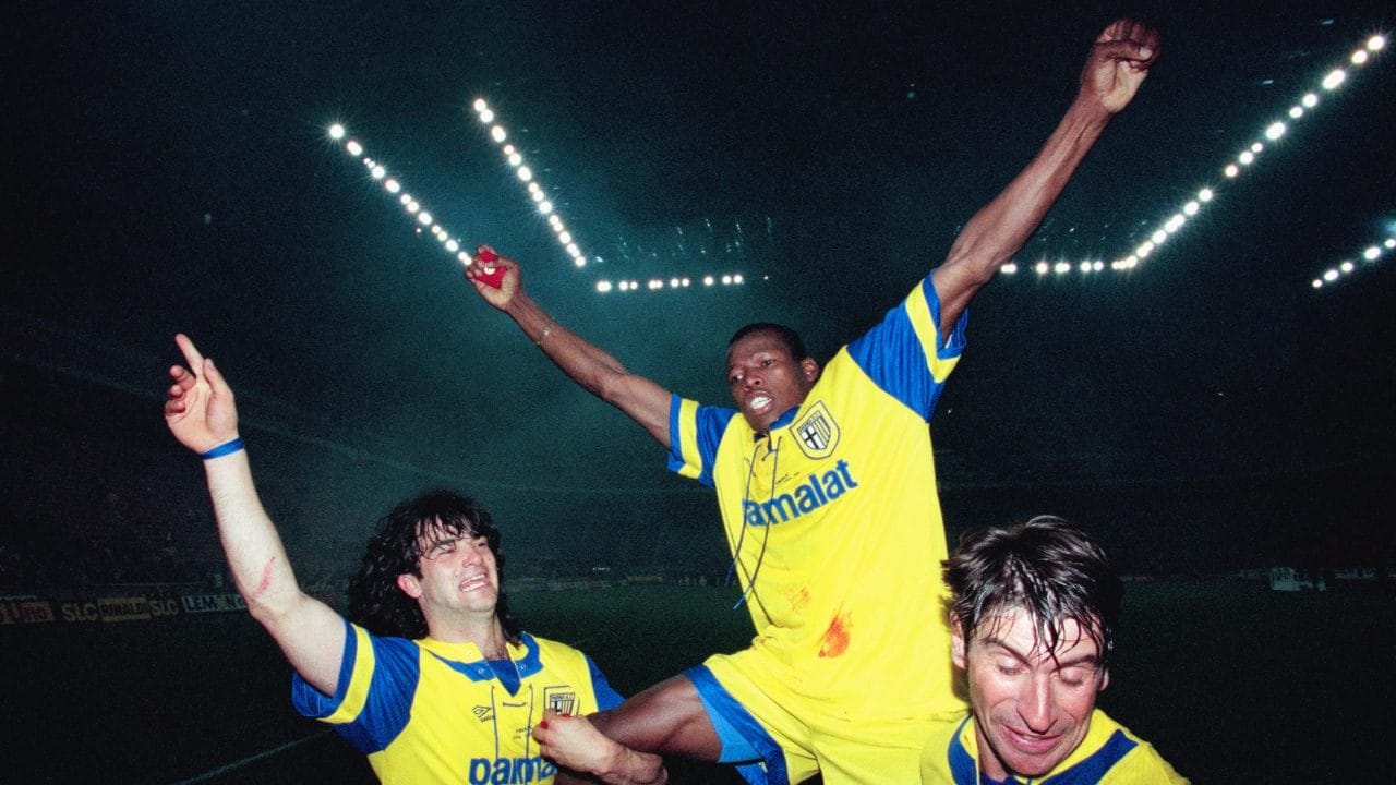 Il Parma esulta dopo la vittoria contro la Juventus allo stadio Meazza di Milano: è il secondo successo in campo europeo per i ducali dopo la Coppa delle Coppe di due anni prima.