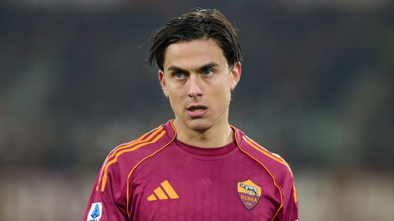 Dybala si è operato al ginocchio, una mazzata per la Roma: quando rientra e i tempi di recupero