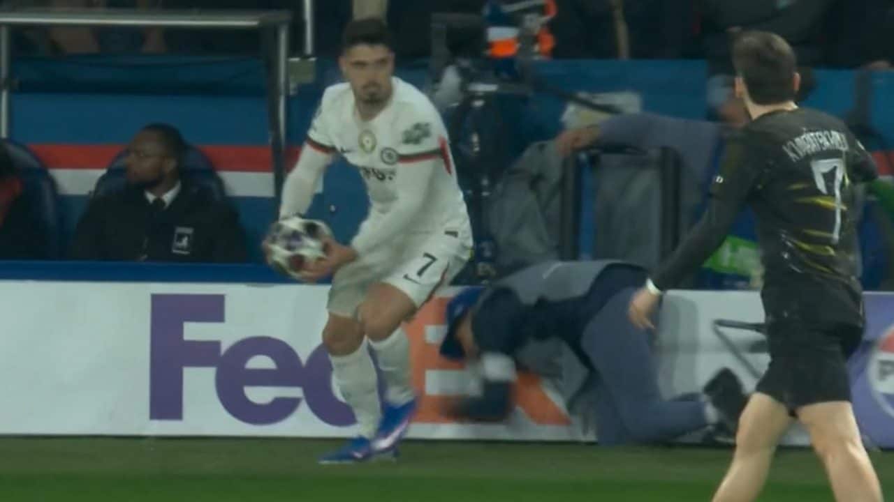 Pedro Neto perde la testa e spinge a terra un raccattapalle nel finale di PSG-Chelsea: rissa sfiorata