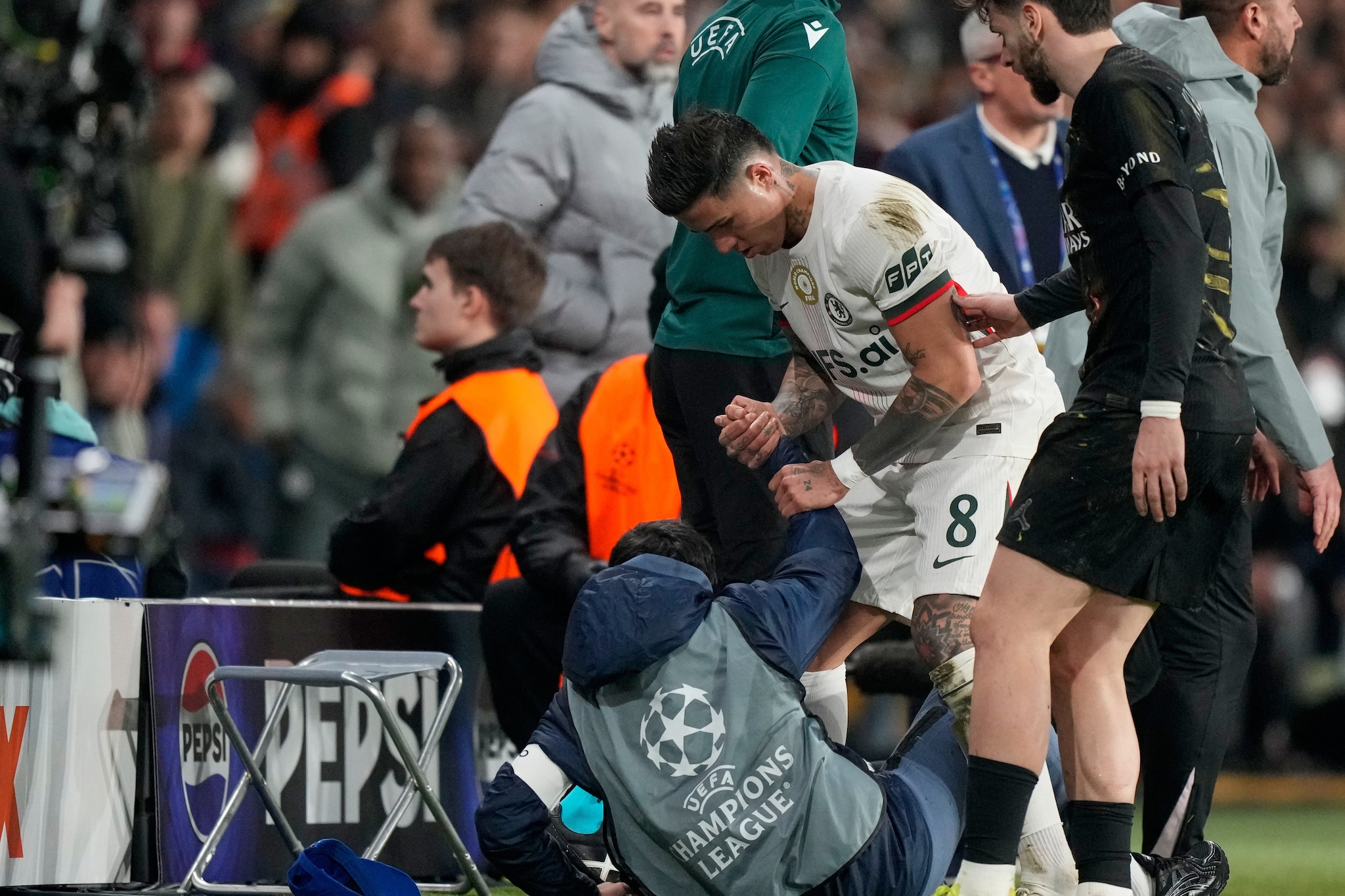 L'Uefa non perdona Pedro Neto, inchiesta per la spinta al raccattapalle del PSG: rischia la squalifica