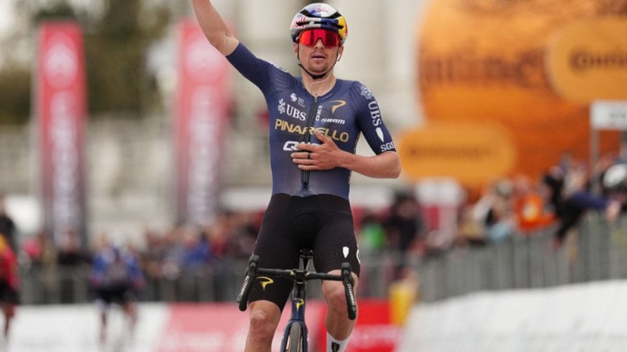 Superga si inchina a Tom Pidcock, è sua la vittoria alla Milano-Torino dopo una progressione devastante