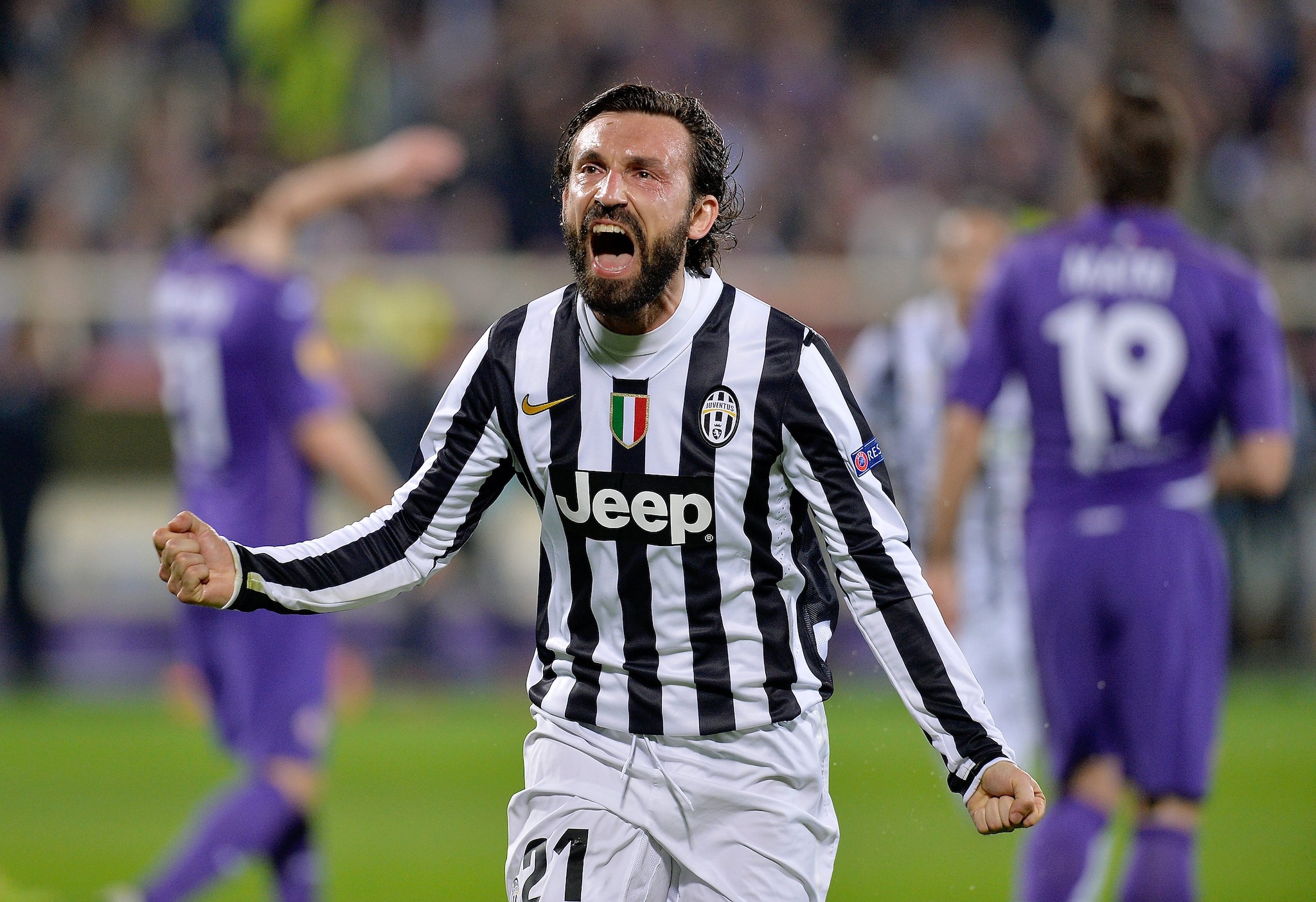 Pirlo esulta dopo il gol al Franchi che manda la Juventus ai quarti di finale di Europa League.