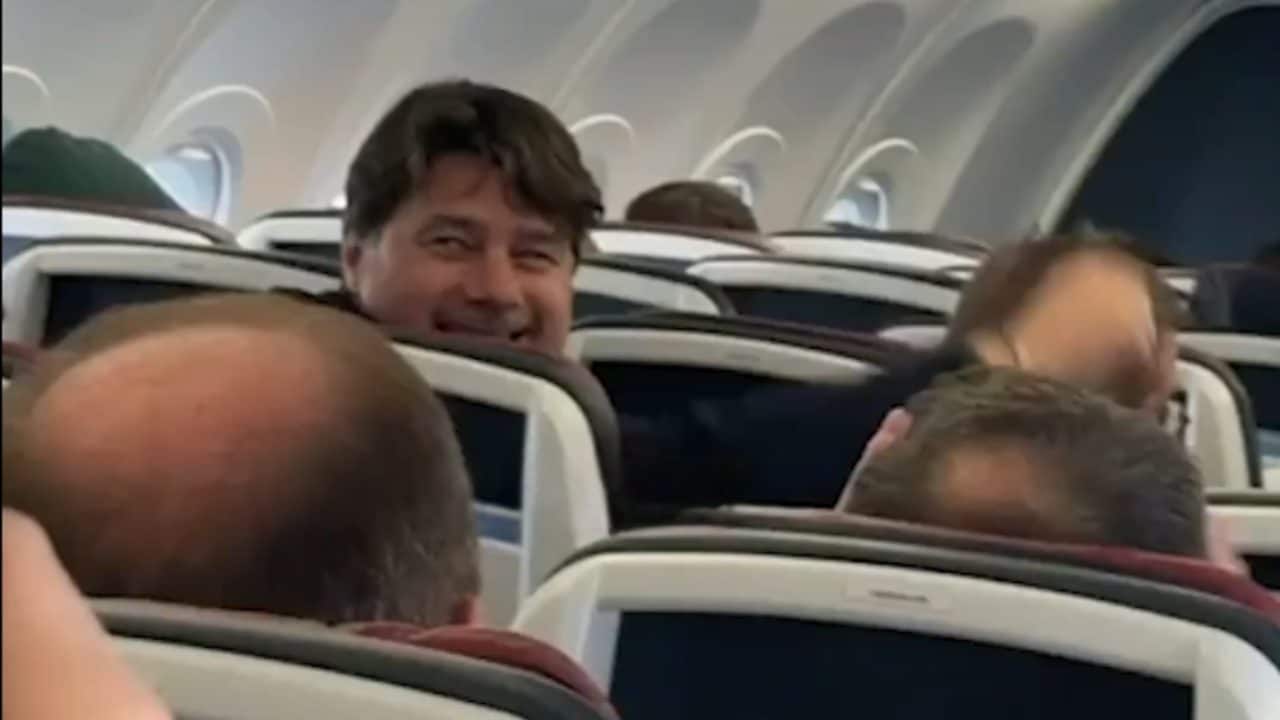 Pochettino si ritrova sullo stesso volo dei tifosi del Tottenham: gli fanno una richiesta in coro