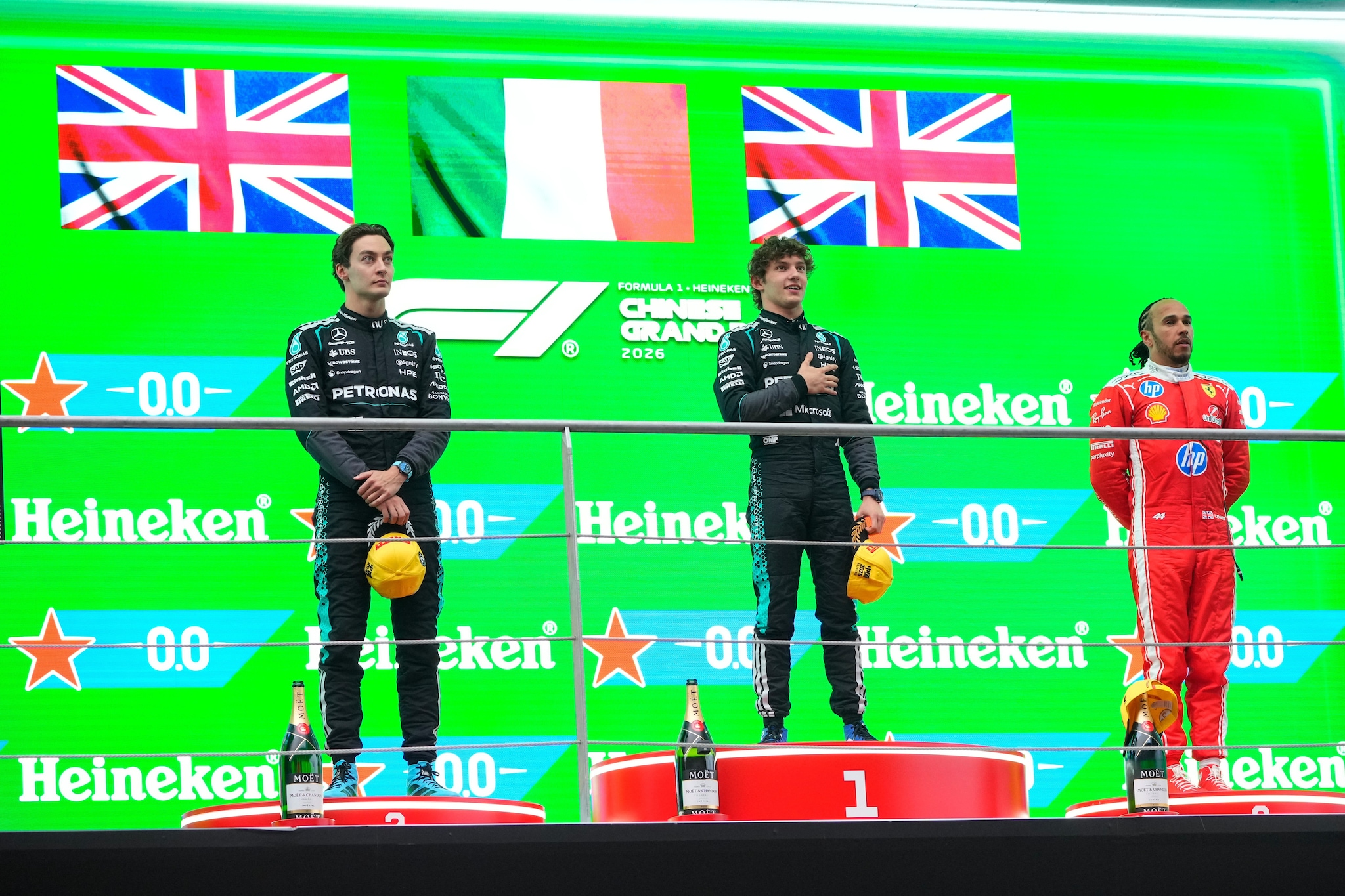 Il podio del Gran Premio della Cina: Antonelli primo con Russell e Hamilton al suo fianco.