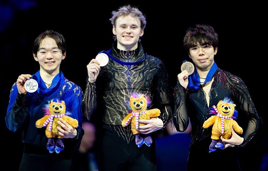 Ilia Malinin con la medaglia d’oro ai Mondiali di Praga