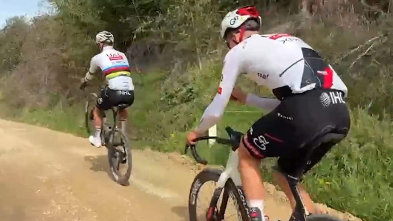 Pogacar impenna e si prende gioco del Colle Pinzuto, uno dei tratti più duri della Strade Bianche