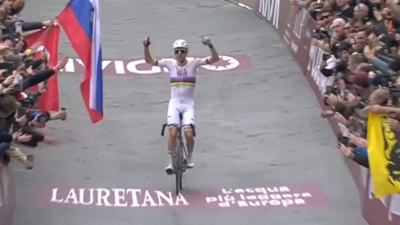 Pogacar è un alieno, un treno coi pedali: Tadej vince la Strade Bianche con una fuga mostruosa