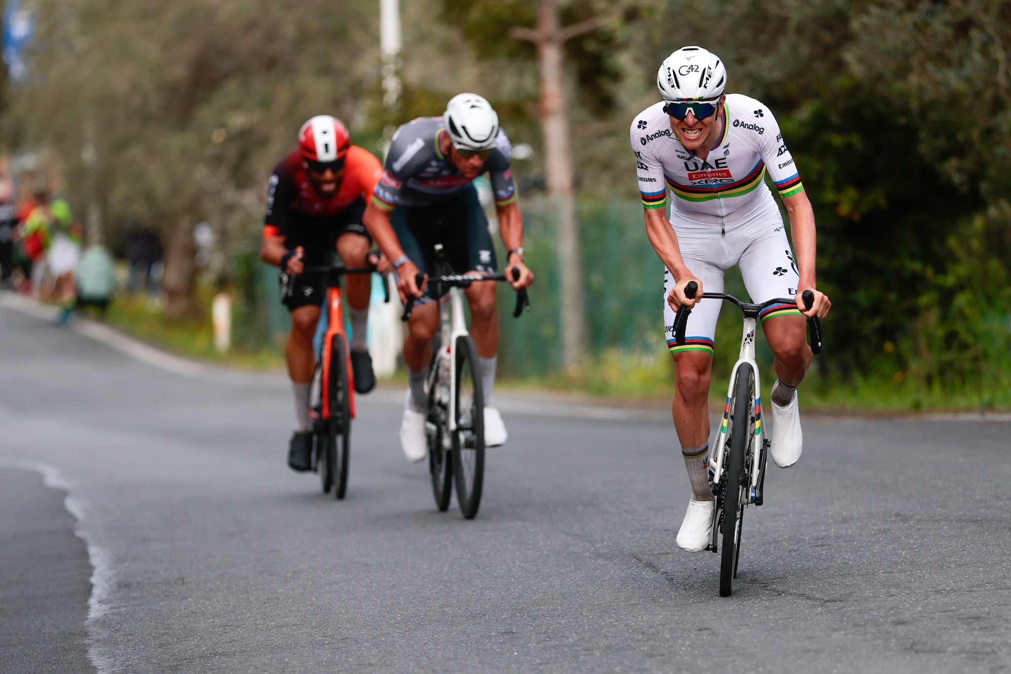 Milano–Sanremo 2025 sulla Cipressa: Pogacar, Van der Poel e Ganna. Sul podio l’ordine, però, fu un altro