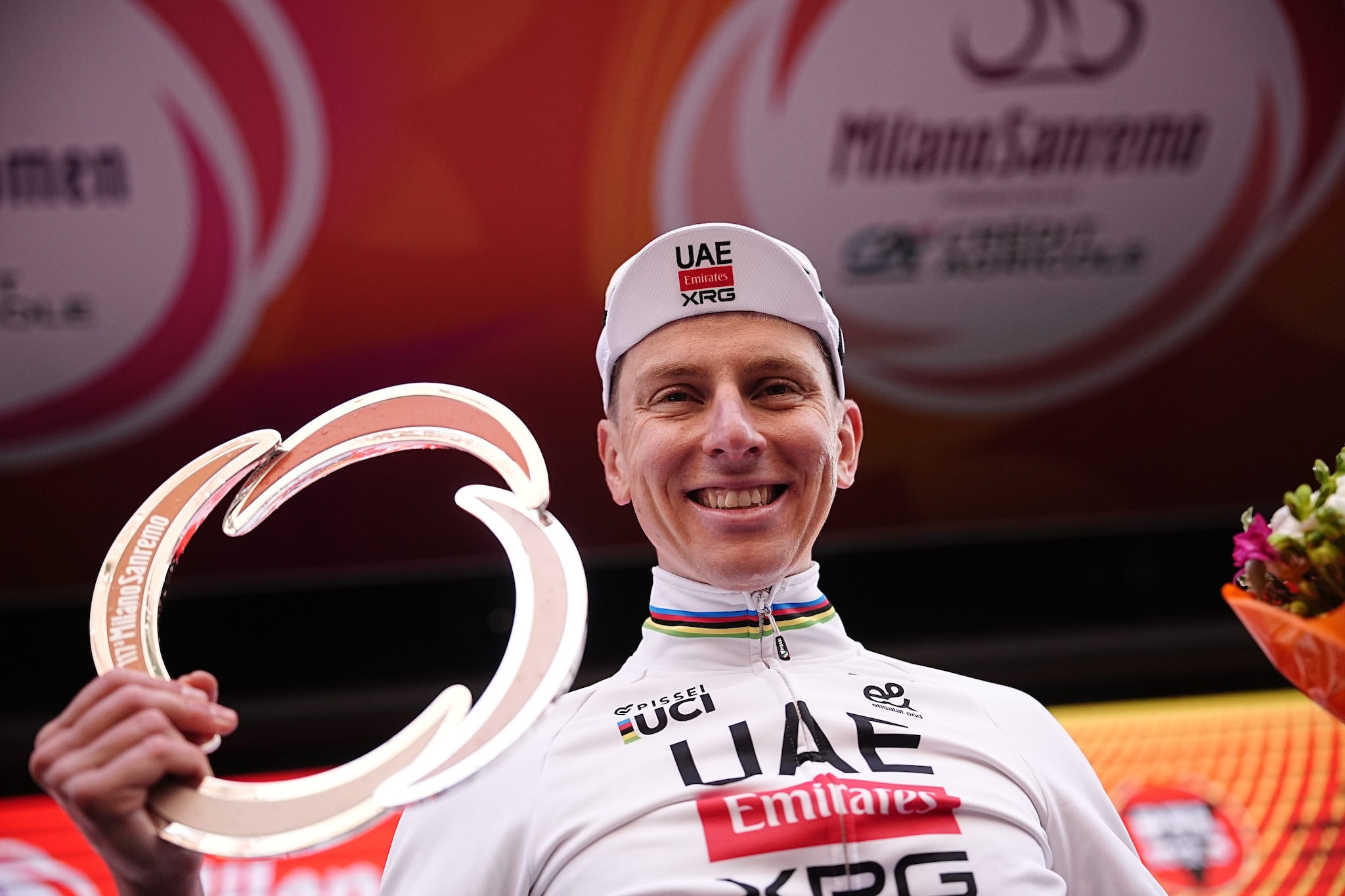 Pogacar con il trofeo della Milano–Sanremo, ora tra le Monumento da vincere resta solo la Parigi–Roubaix