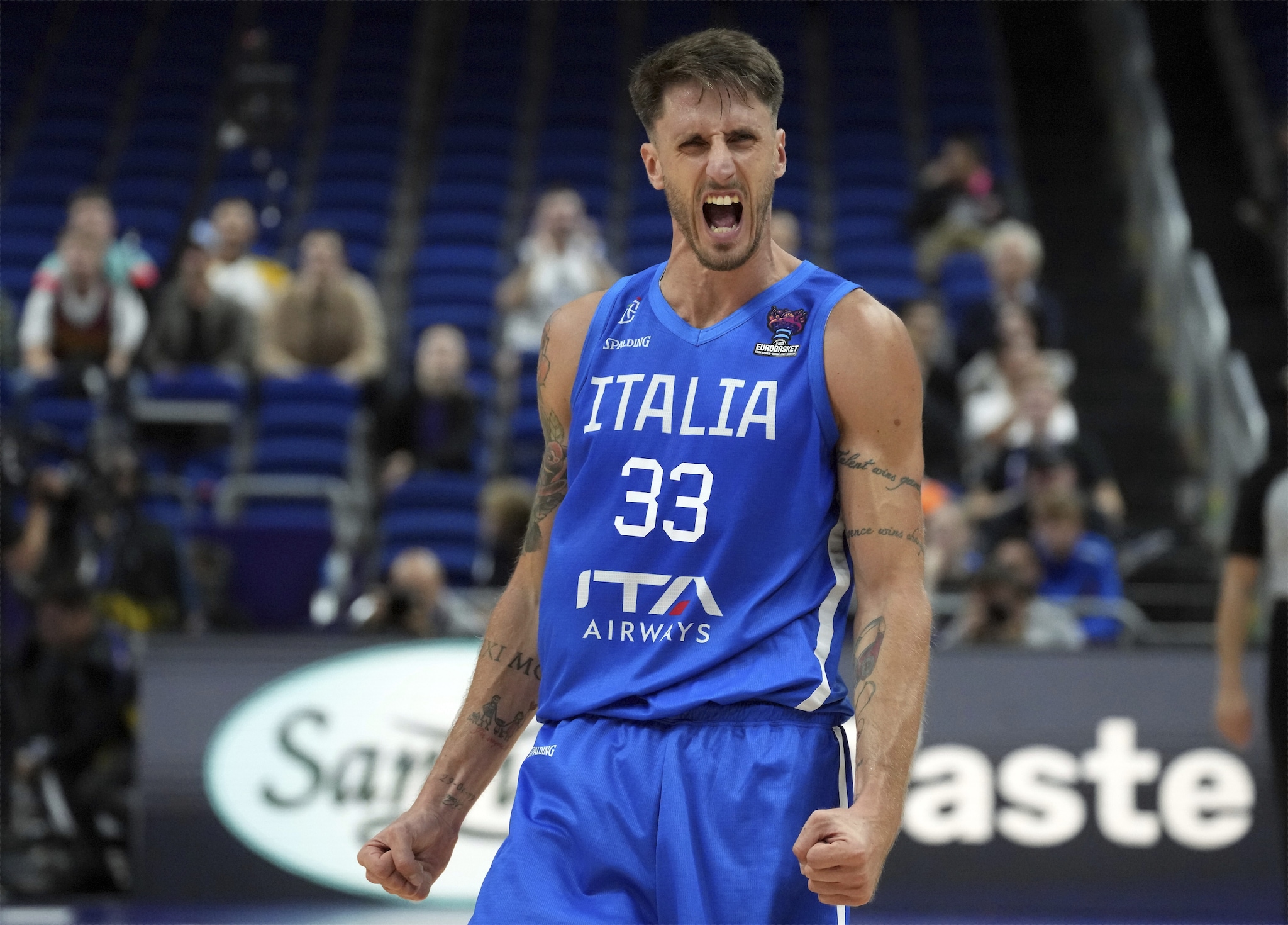Polonara in campo agli Europei Basket 2022 durante Italia–Francia.