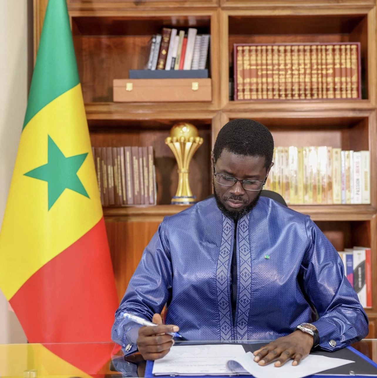 Il presidente del Senegal Bassirou Diomaye Faye immortalato con il trofeo alle spalle.