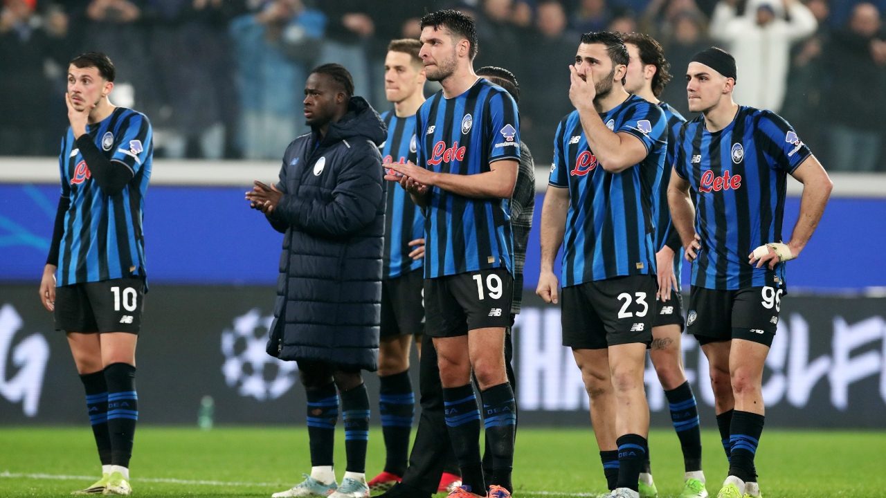 L’Atalanta saluta il suo pubblico dopo la sconfitta con il Bayern.