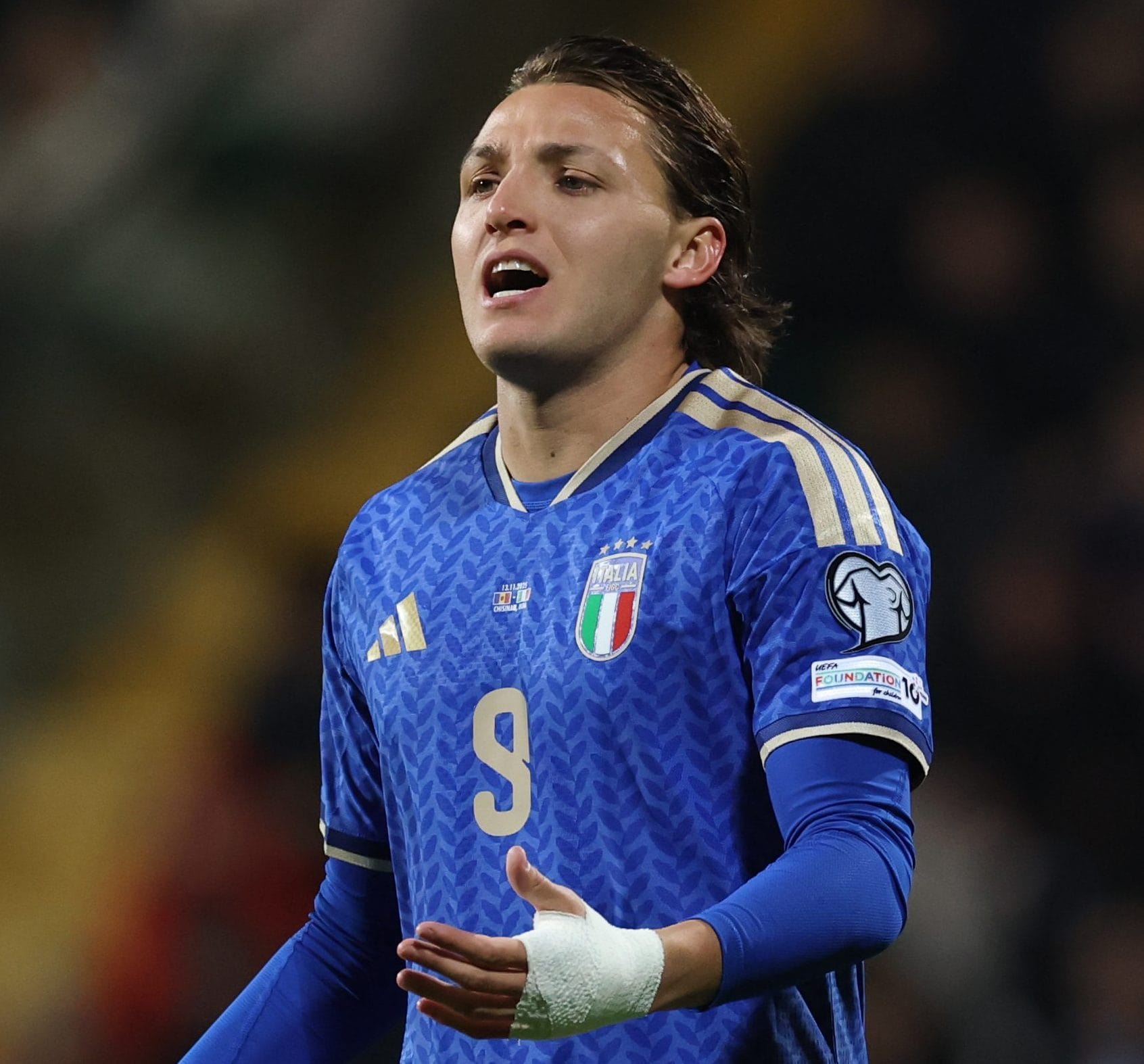 La fasciatura alla mano non abbandona Retegui neanche quando gioca con l’Italia