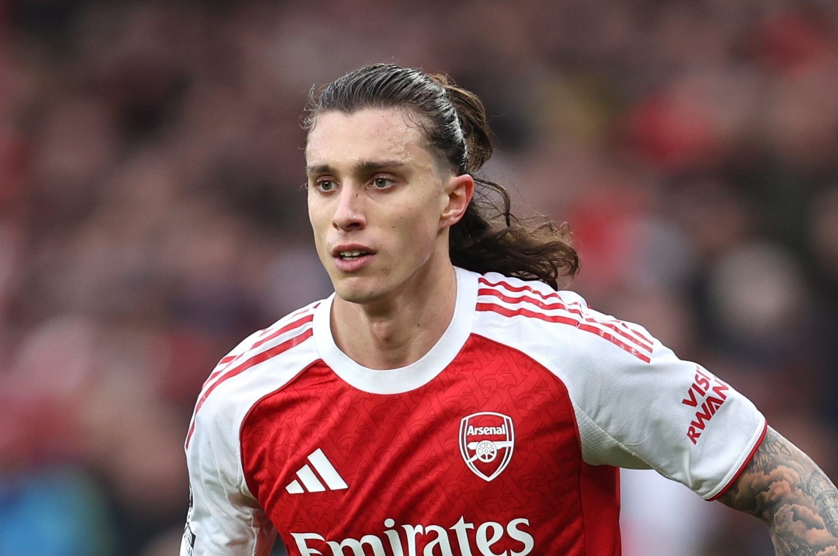 Riccardo Calafiori quest’anno potrebbe vincere la sua prima Premier League, l’Arsenal è primo