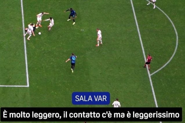 Il contatto tra Scalvini e Frattesi nell’area di rigore dell’Atalanta.