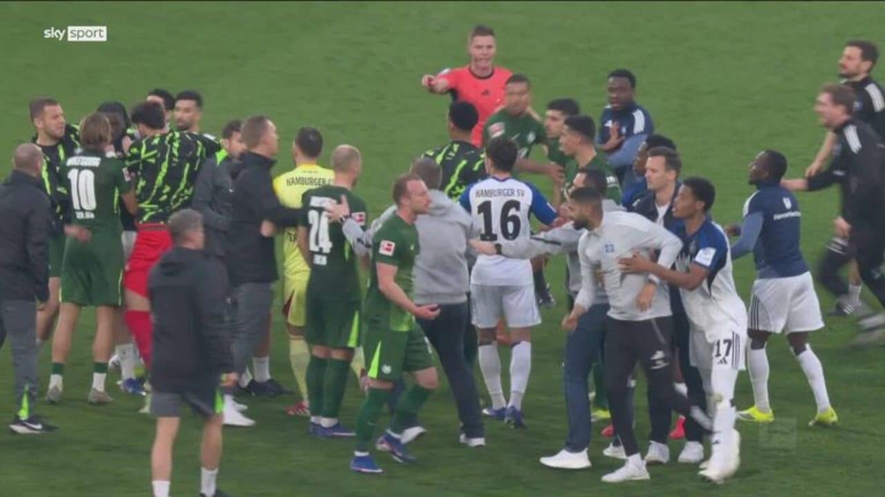 Mega rissa in campo al fischio finale di Wolfsburg-Amburgo: caos totale, è tutti contro tutti