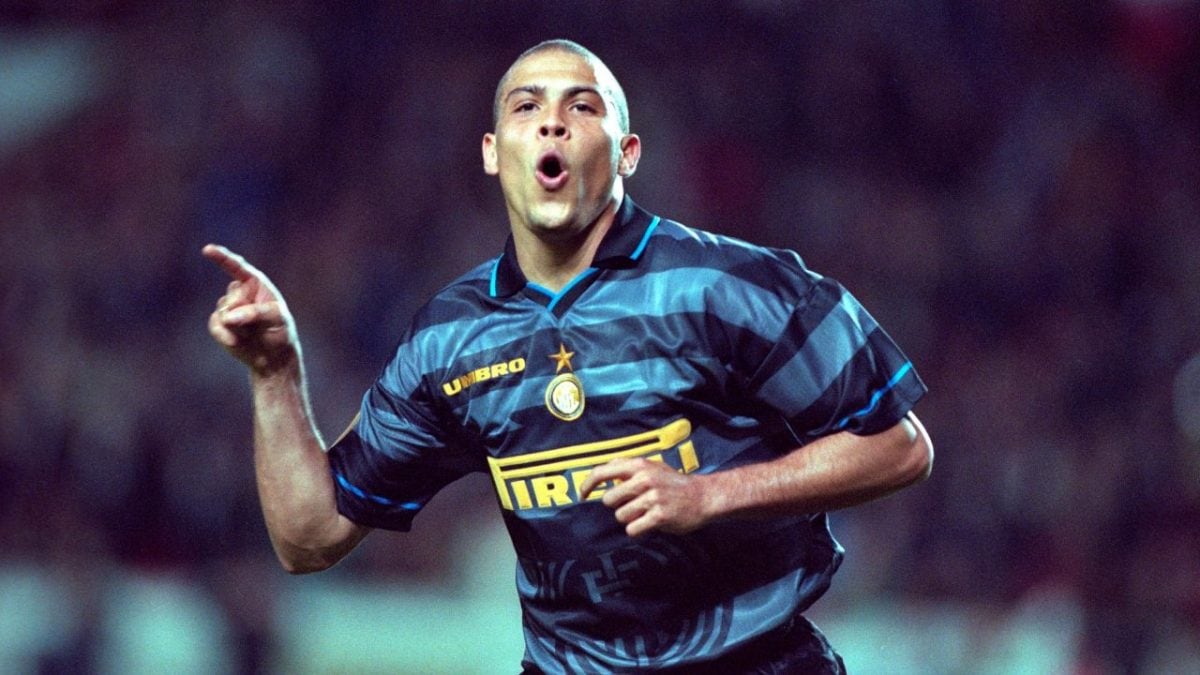 Ronaldo festeggia il gol del 3–0 nella finale che l’Inter vinse contro la Lazio nel 1998 a Parigi.
