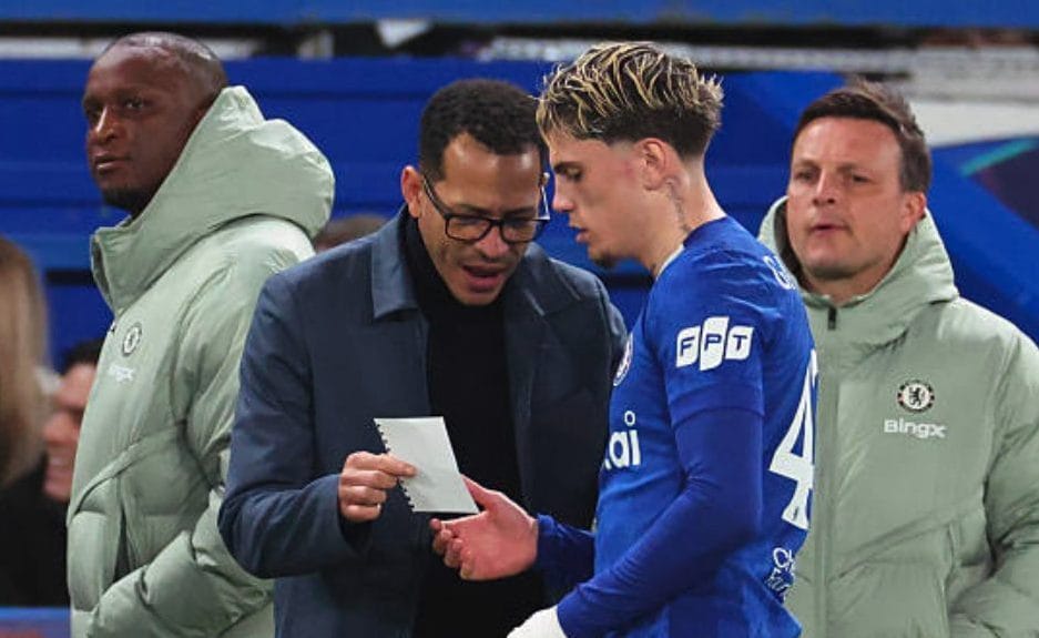 Rosenior reagisce alle critiche per il pizzino a Garnacho: la risposta in conferenza è glaciale