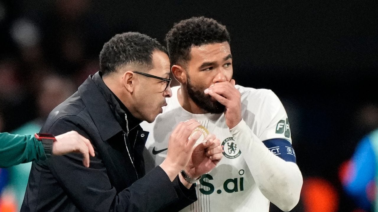 Nel Chelsea è caccia alla talpa dopo la sconfitta col PSG, Rosenior: "Arriveremo a fondo della questione"