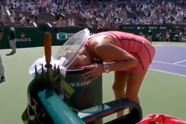 Aryna Sabalenka mette la testa nel contenitore del ghiaccio dopo aver vinto Indian Wells