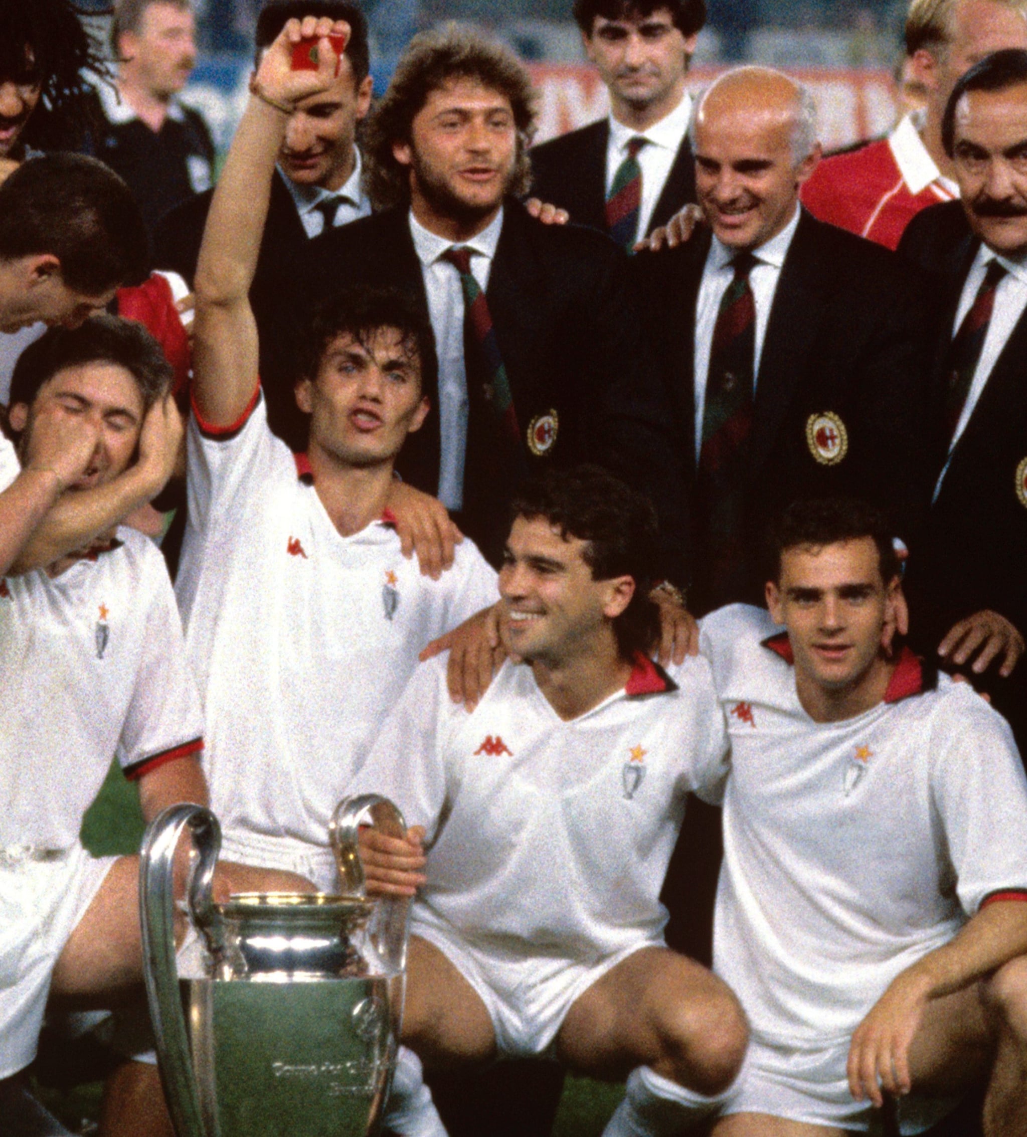Sacchi con la Champions League vinta col Milan contro il Benfica nel 1990